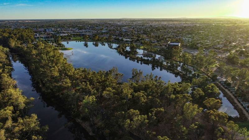 Victoria Park Lake Shepparton beside Kaiela, the Goulburn River